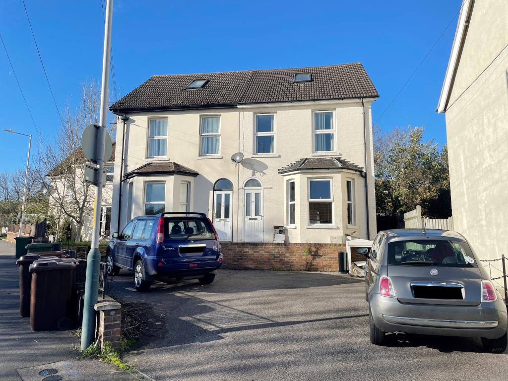 Lot: 37 - FREEHOLD RESIDENTIAL INVESTMENT -